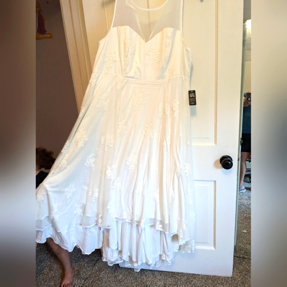 Beautiful torrid wedding gown. Off white a bit. Size 22